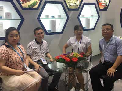 東航光電副總經理劉偉明與本刊記者