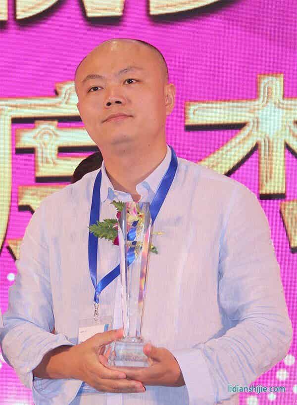 深圳市華思旭科技有限公司董事長(zhǎng)雷云榮獲汽車電子行業(yè)年度杰出人物