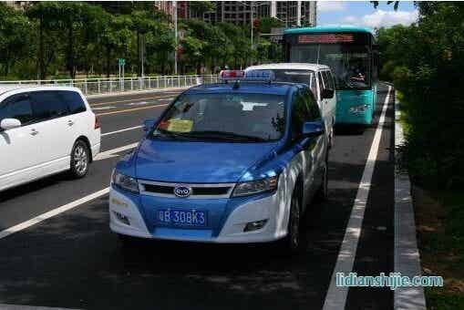 2011年4月11日杭州一輛電動(dòng)出租車在行駛過(guò)程中發(fā)生火災(zāi)