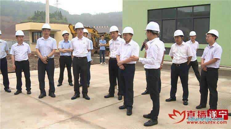 鄧正權(quán)一行深入射洪縣鋰電產(chǎn)業(yè)園調(diào)研，實地查看了部分入園項目以及園區(qū)基礎(chǔ)設(shè)施建設(shè)情況