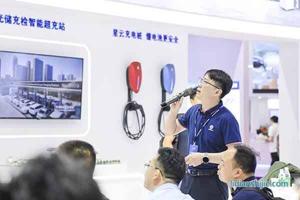 星云股份內部4名產品專家現場進行主題分享