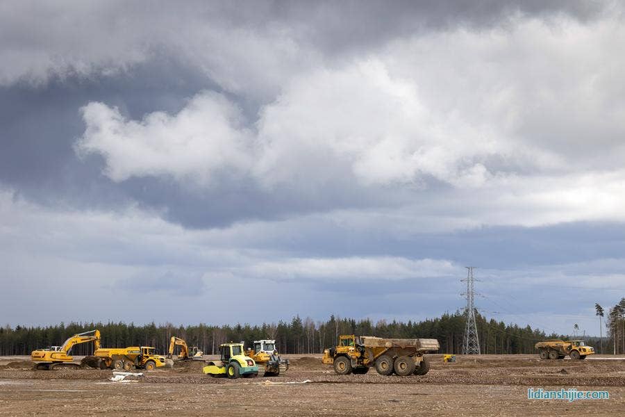 4月29日在芬蘭東南部城市科特卡拍攝的中芬合資、芬蘭首家鋰電池材料工廠施工現(xiàn)場
