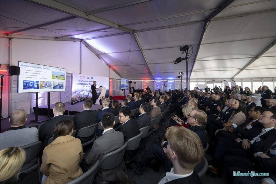 4月29日在芬蘭東南部城市科特卡拍攝的中芬合資、芬蘭首家鋰電池材料工廠開工儀式現(xiàn)場