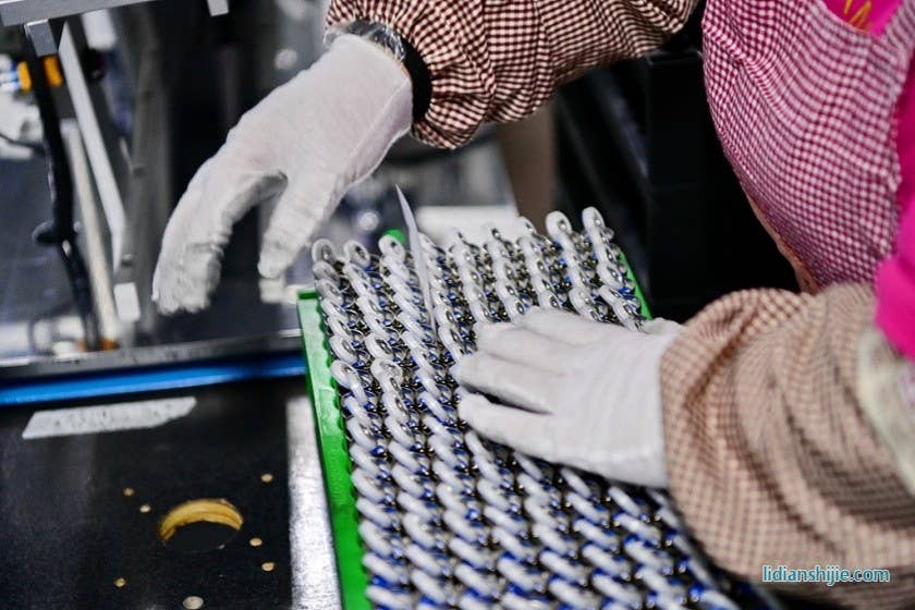 江西省撫州市一新能源科技公司鋰電池生產車間里，工人在加工出口的新能源鋰電池